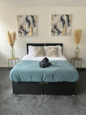 Spacious Leicester Apt with Free Parking, Sleeps 6